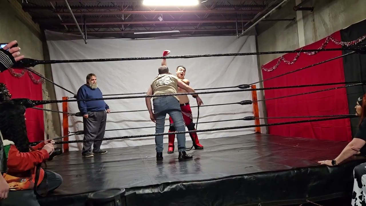 Bailey dynamite vs Derek McGraw in a bullrope match