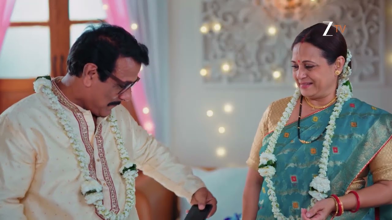 Lakshmi Nivas Hindi | Raju le aaya Shriniwas aur Laskhmi ke chehre par hansi.