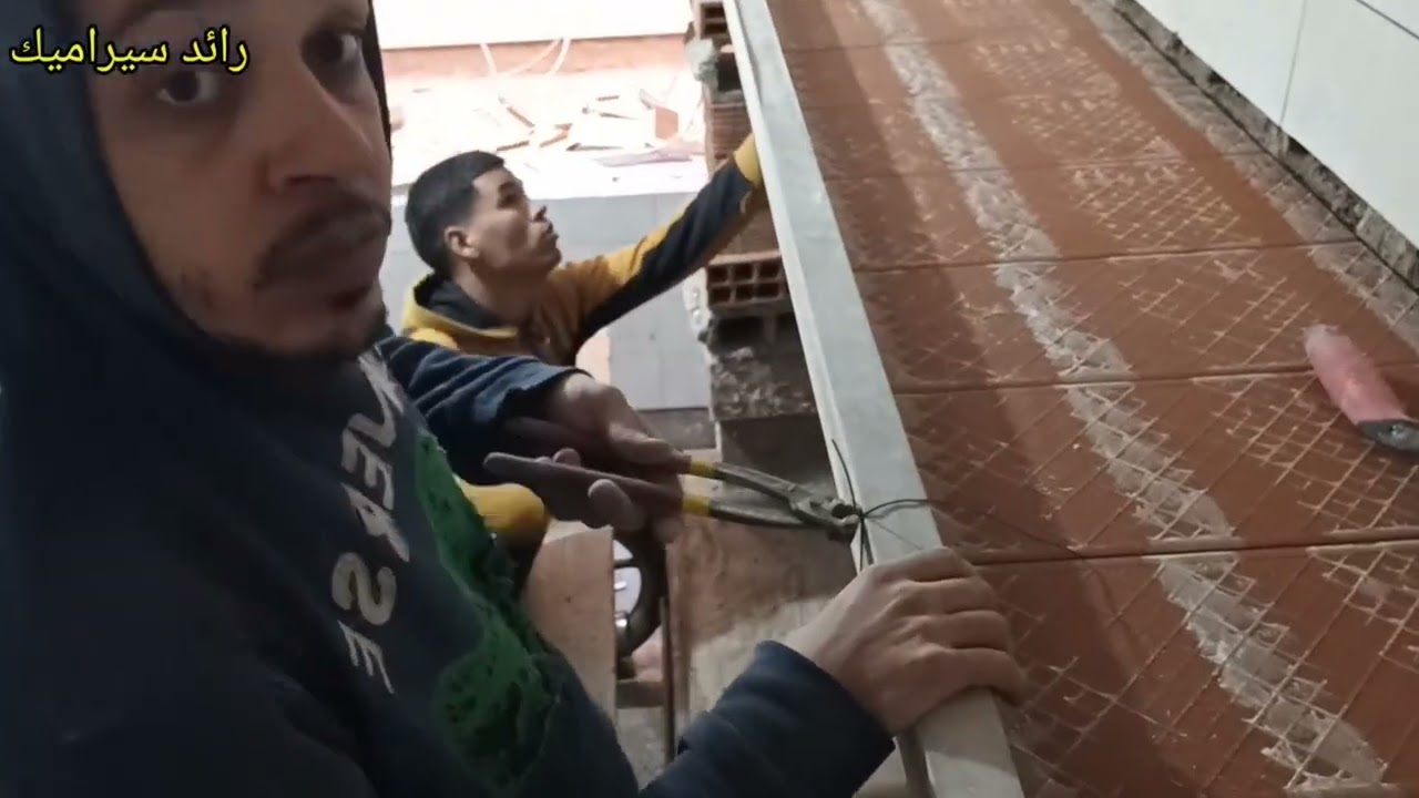 لا شيء مستحيل!! شاهد كيفية تركيب بلاط معلق في بوطاجي