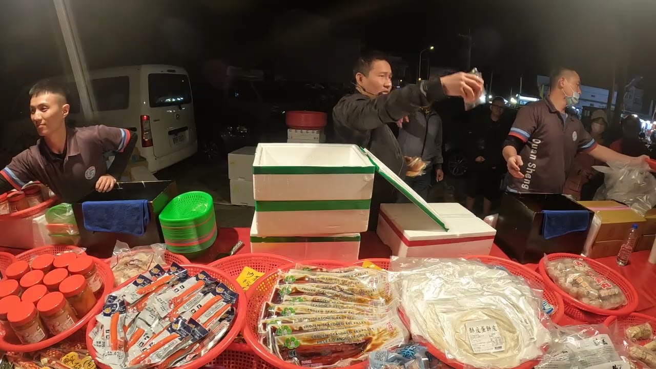12  現場有口福啦~整顆銅鑼燒直接請大家試吃~吃好吃喜歡再買喔~ #嘉義趙又廷 #全晟海產 #週三彰化溪湖夜市 #海鮮拍賣 #海鮮叫賣