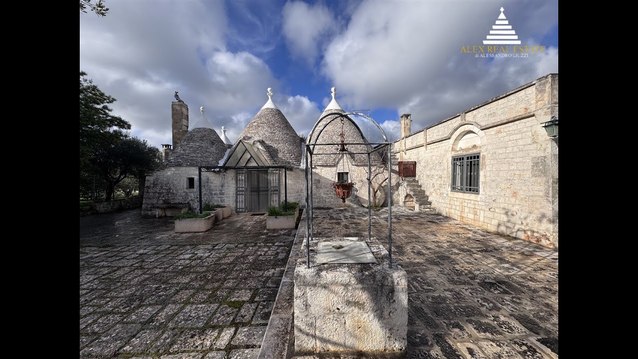 CISTERNINO. Complesso di trulli e lamie recentemente ristrutturati