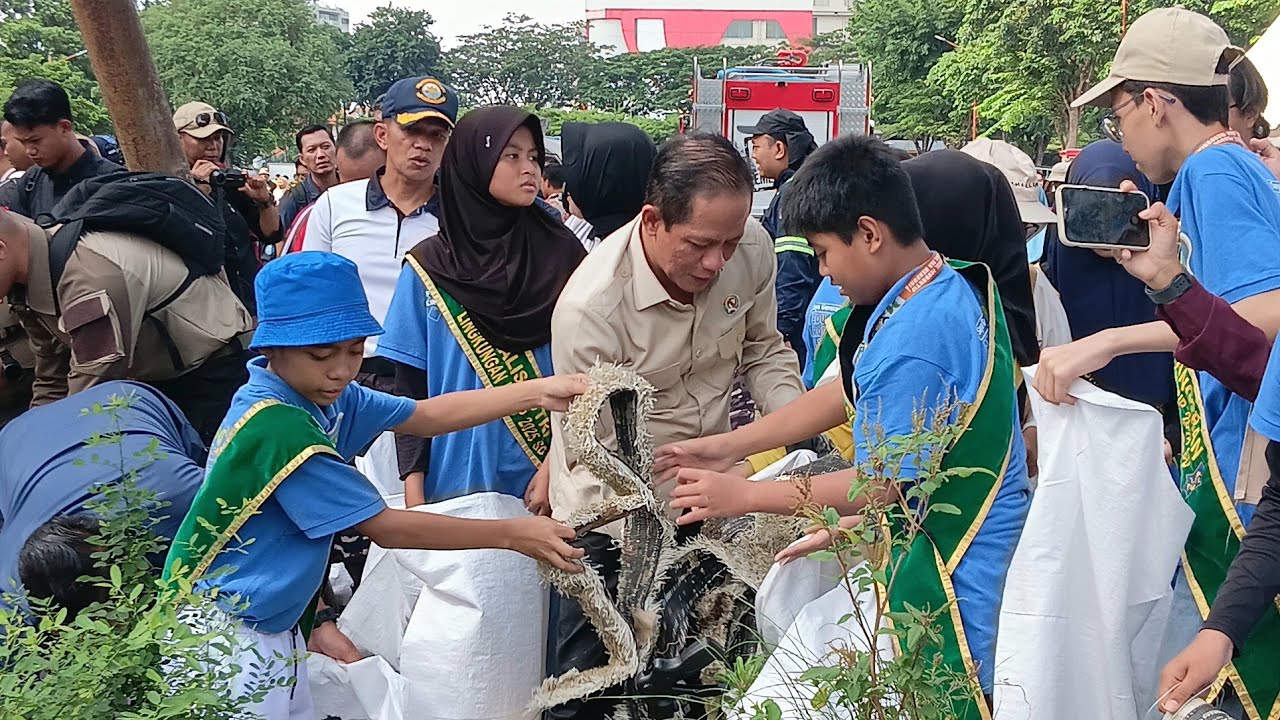Acara Korve Kalimas Monumen Kapal Menteri Lingkungan Hidup Hanif Faisol Nurofiq