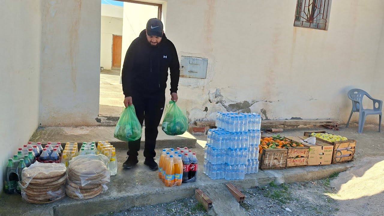 ليلة القدر خير من ألف شهر تنزل الملائكة والروح فيها بإذن الربهم من كل أمر سلام هي حتى مطلع الفجر 