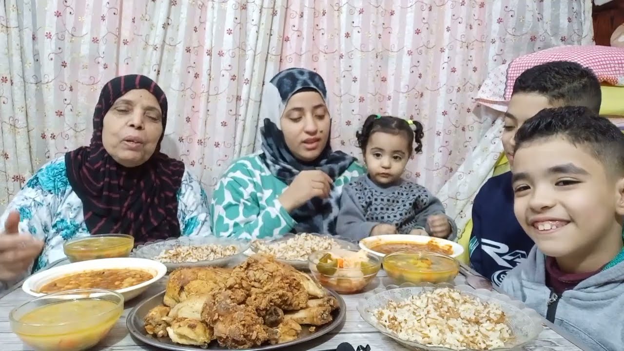 تحدي اكل أفخاذ الفراخ المحمرة مع الفاصوليا الناشفة حاولت أعمل مقلب لكن خوفت عليها عملت نفسها بتولد😂
