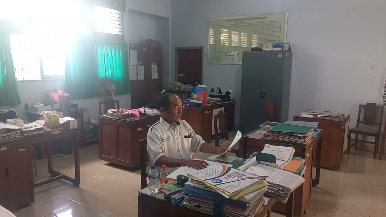Hari mulai siang...Bekerja dengan prinsip senang tidak .....dan tanggungjawab yang diembannya.