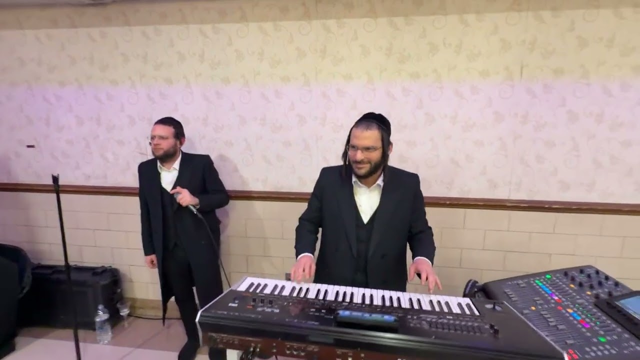 Yoeli Fischer on the keys & Bentzy Weberman @ Shimon Ackerman hit