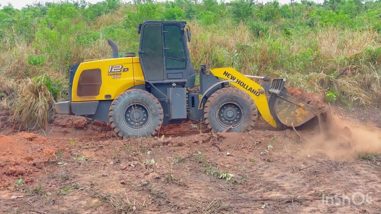 Cortando estrada pá carregadeira 12D evo