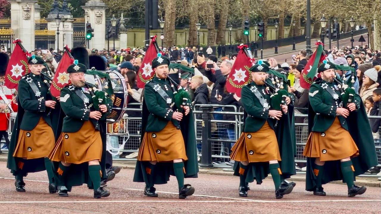 Spectacular Buckingham Palace Display: The Irish Guards Pipes & Drums and Household Cavalry 🐎