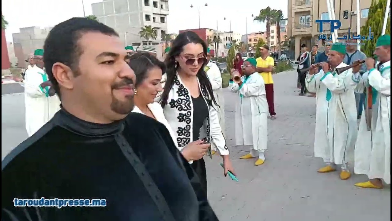 تارودانت.. لطيفة احرار والجم يسرقان الاضواء الى جانب نخبة من ألمع نجوم الفن لحظة وصولهم للمركب..