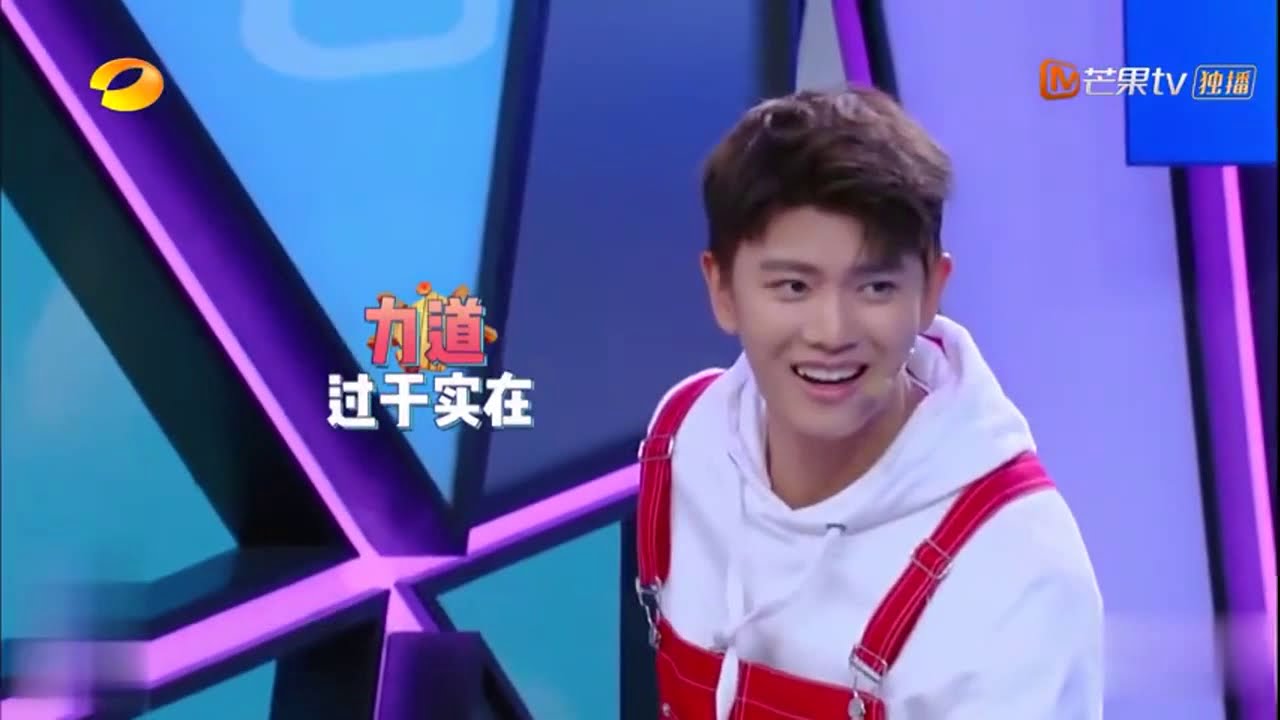 快本·任嘉伦单线版：陆大人秒变全场帮扶对象 全世界都知道你不会滑旱冰啦 《快乐大本营》20200229 Happy Camp