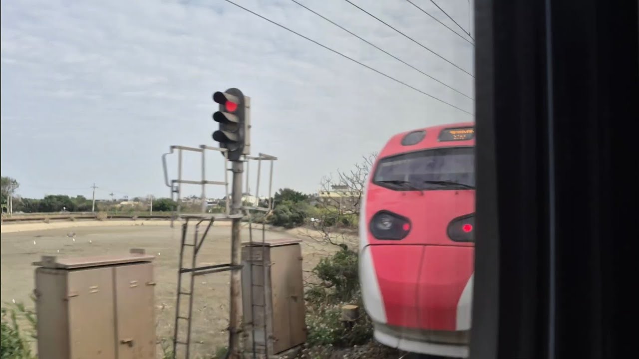 162次台東發車經由山線開往南港的TEMU2011+TEMU2012普悠瑪自強號，1172次新竹發車經由西部幹線開往基隆的銀綠色微笑號EMU900型十輛一編組EMU949區間車