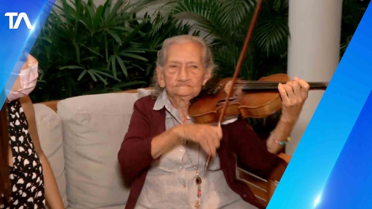 Ecuatoriana de 99 años conmueve tocando el violín