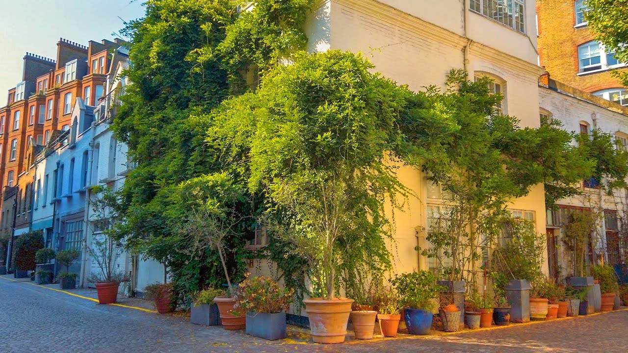 London Walk in Affluent South Kensington incl. Mews and the Thin House