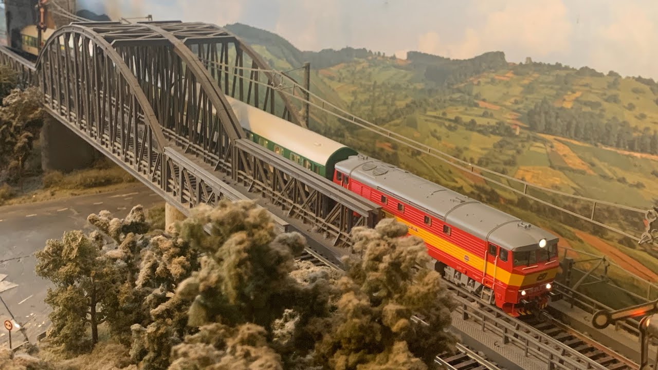 Piko BR 150 begegnet mit ihrem gemischten Güterzug einer Roco CD 751 mit ihrem Regionalzug