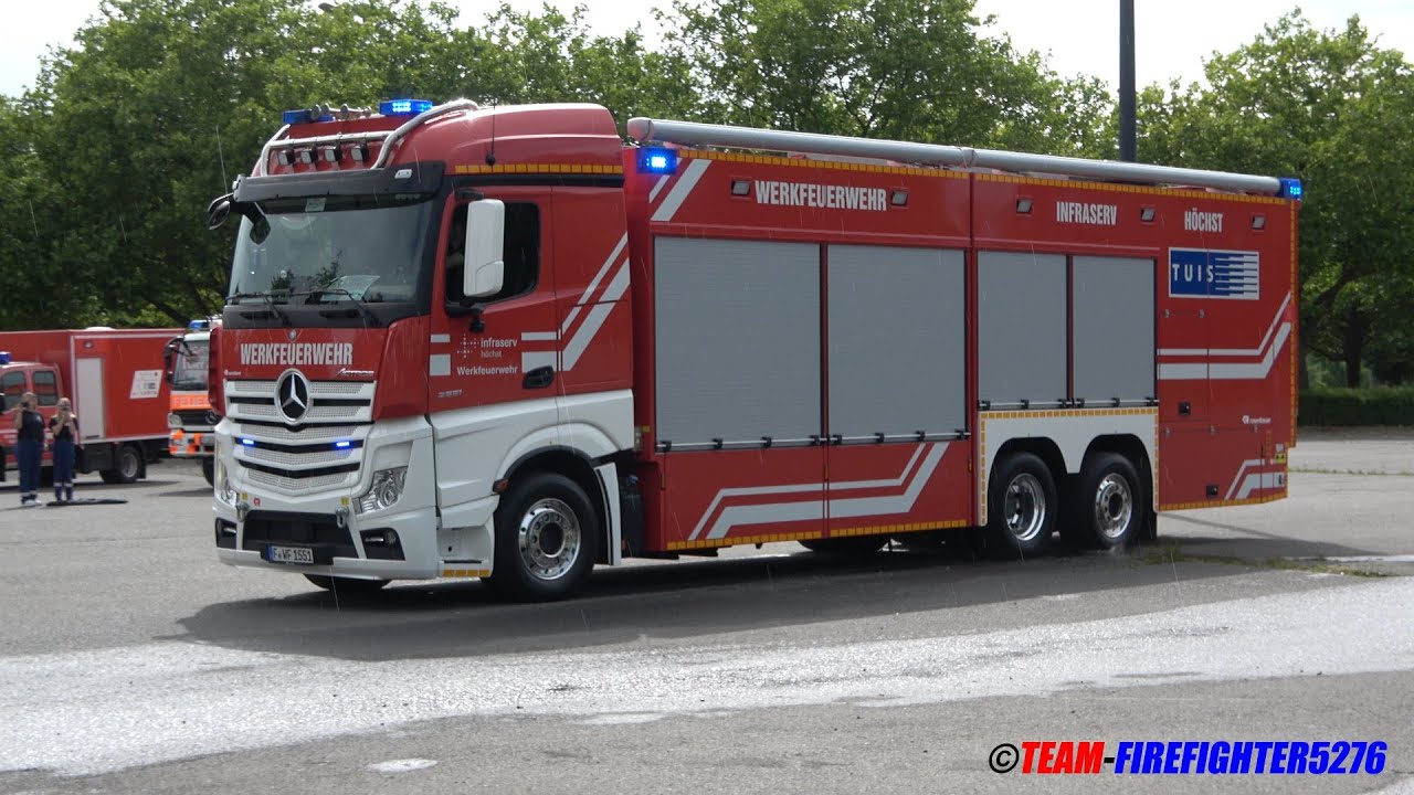 Werkfeuerwehr InfraServ Höchst rückt mit Sonderfahrzeugen und Hornkonzert vom Tag der offenen Tür ab