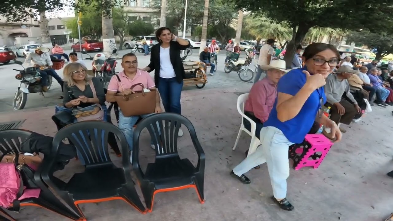 Así se baila en la Plaza de Armas de Torreón.