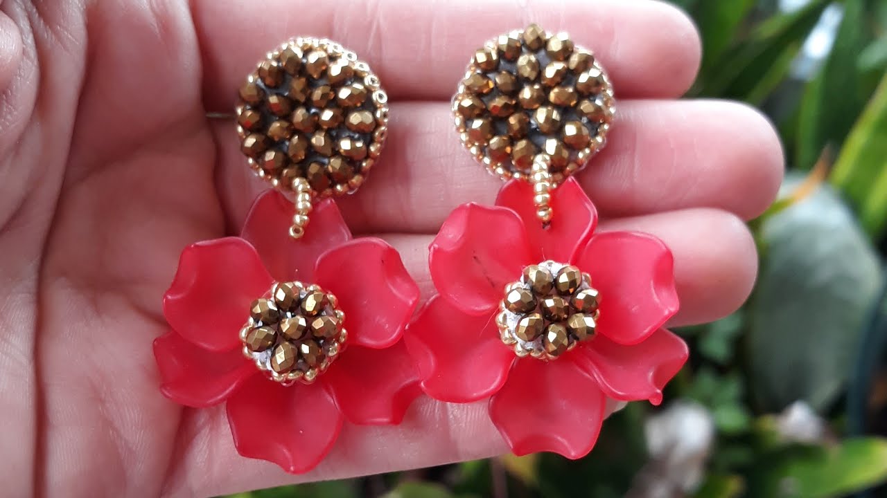 Aretes hechos a manos técnicas embroidery y pétalos en plástico 1/2