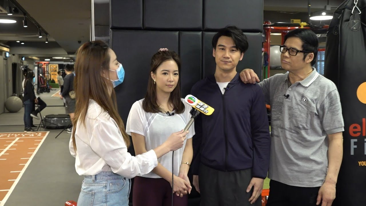彭慧中家中看影片做瑜伽 譚永浩舉槓鈴健身