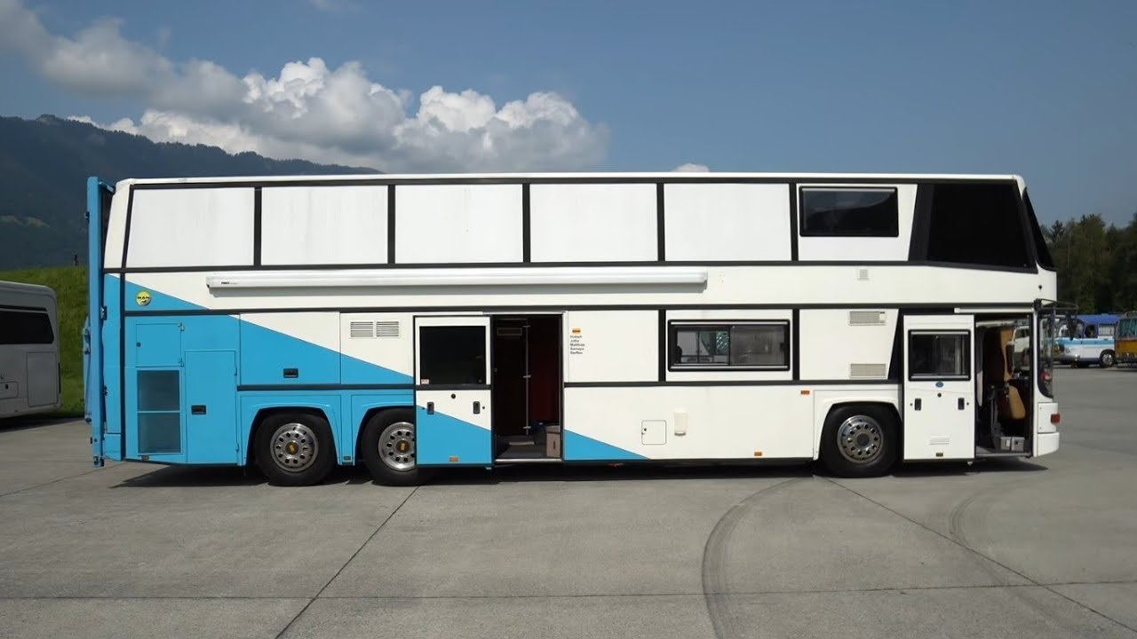 Größte Wohnmobile Europas: Hubert (63) und Jutta leben im Doppeldecker. PKW Garage im 1. Stock.