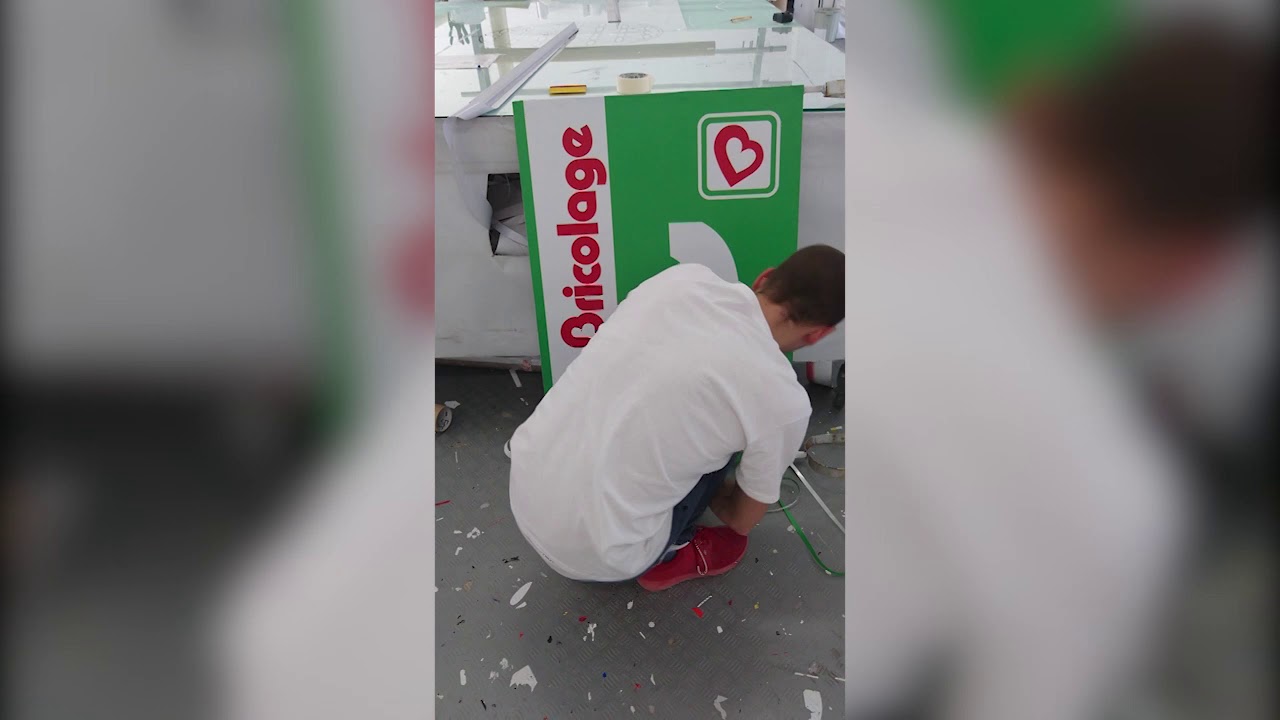 Wrapping a commercial street sign with printed glossy vinyl / TIMELAPSE 2020/