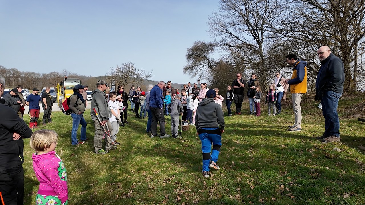 Gemeinsam für den Wald: 80 Kinder packen am Ehrlich-Heidchen in Nassau mit an