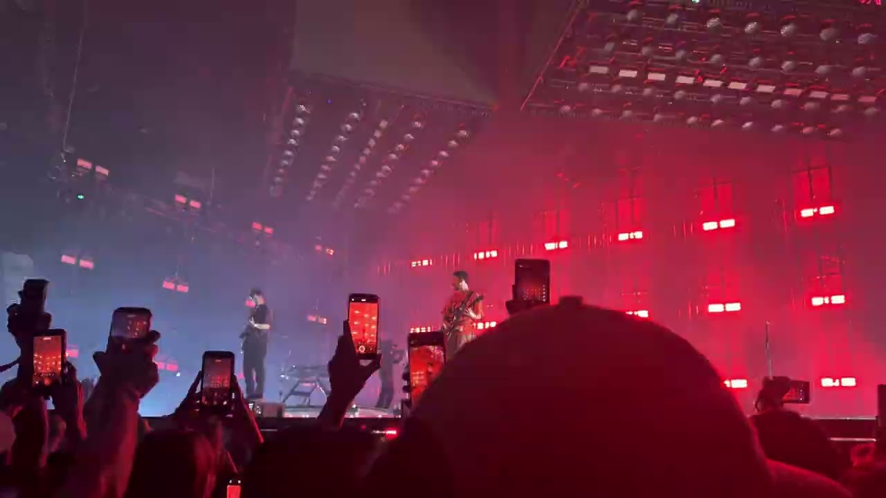 Giant confetti & One Step Closer (pt 1) - Linkin Park - Brisbane 2026