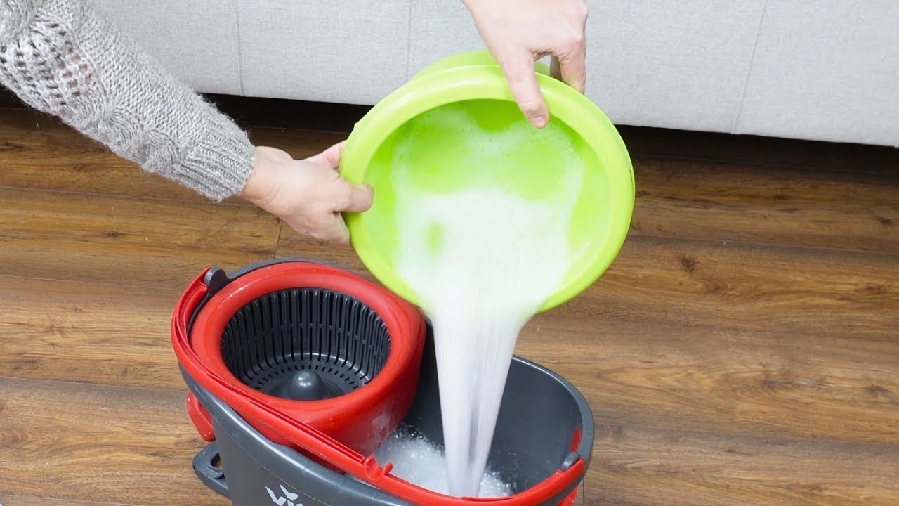Hausmittel zur Reinigung von Fu&szlig;b&ouml;den. Ein Inhaltsstoff und der Boden wird wie Wasseroberfl&auml;che