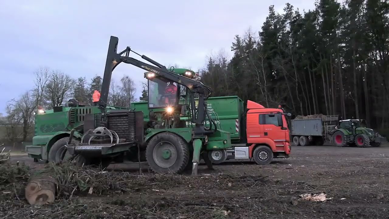 Biomasse Alzinger: Häckseln in Langquaid