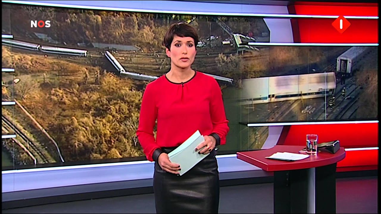 Nieuwslezeres Annechien Steenhuizen in strakke leren rok