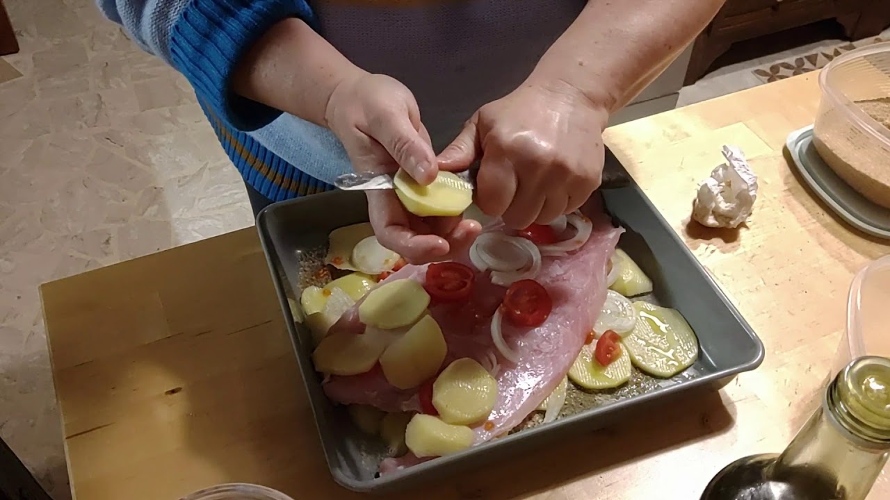 L'HO RIEMPITO DI PATATE FILETTO DI PESCE PERSICO CON PATATE E CIPOLLA AL FORNO