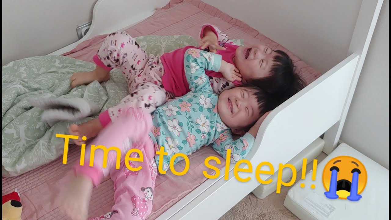 30-Month-Old Identical Twin Sisters Laugh and Play in Bed–Pure Joy👶❤️
