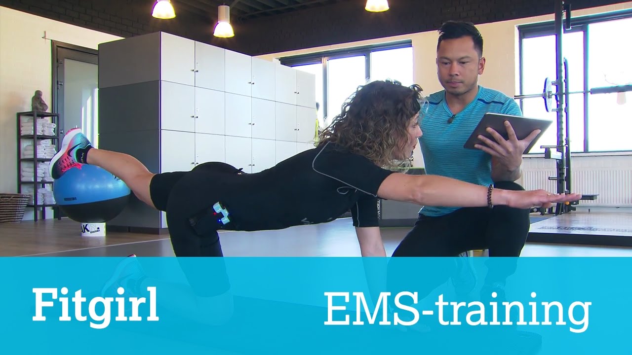 Fitgirl Hannelore test een sportpak met elektroden en sensoren bij een EMS-training