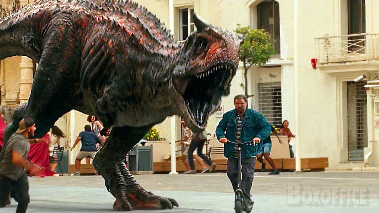 I dinosauri prendono d'assalto la città | Jurassic World 3 | Clip in Italiano