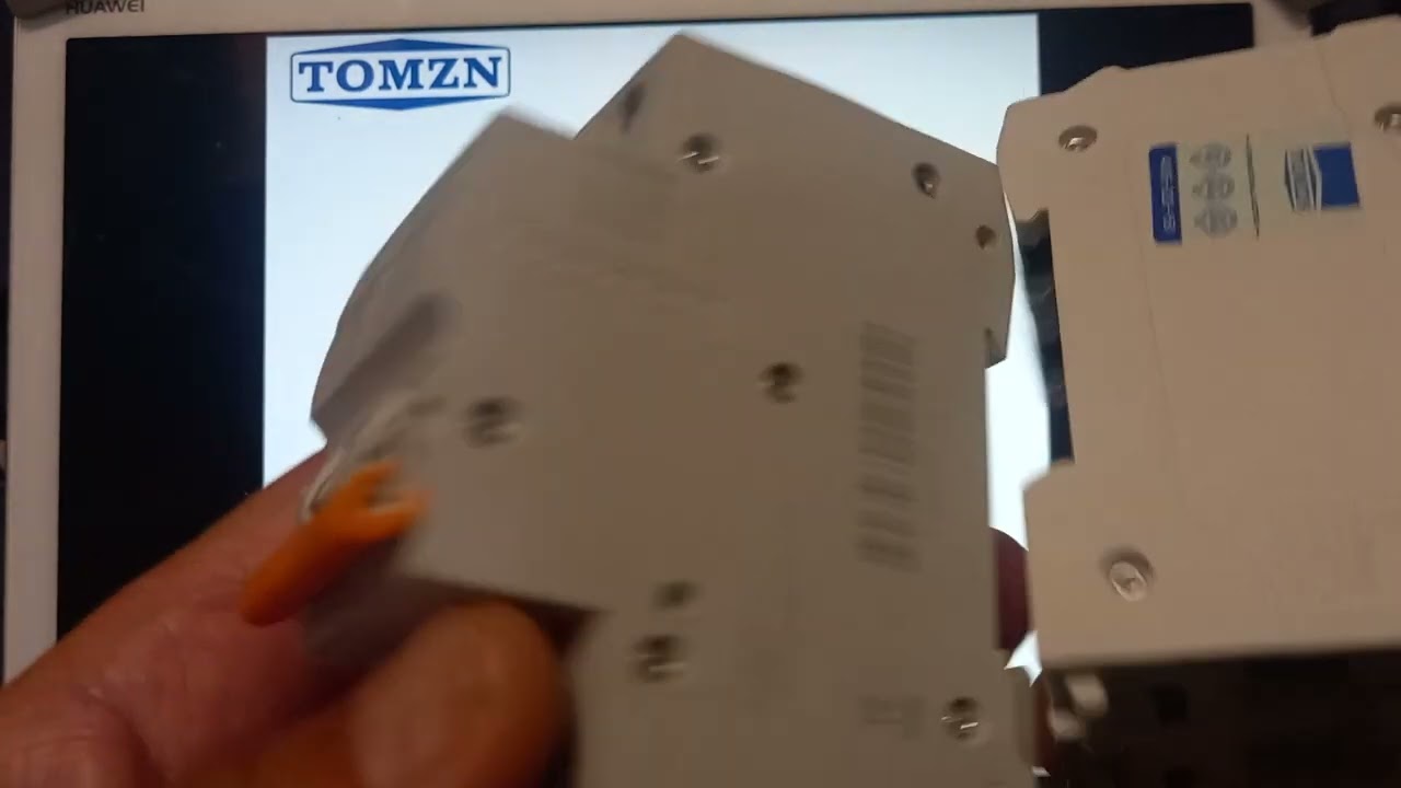 43 INFO. Uso Magnetotermico/fusibles entre regulador y paneles . Autocaravana. Paneles.