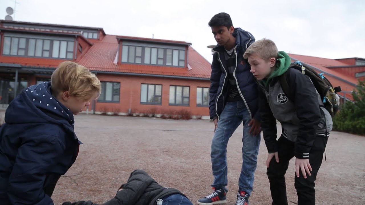 Loukkaantuneen auttaminen