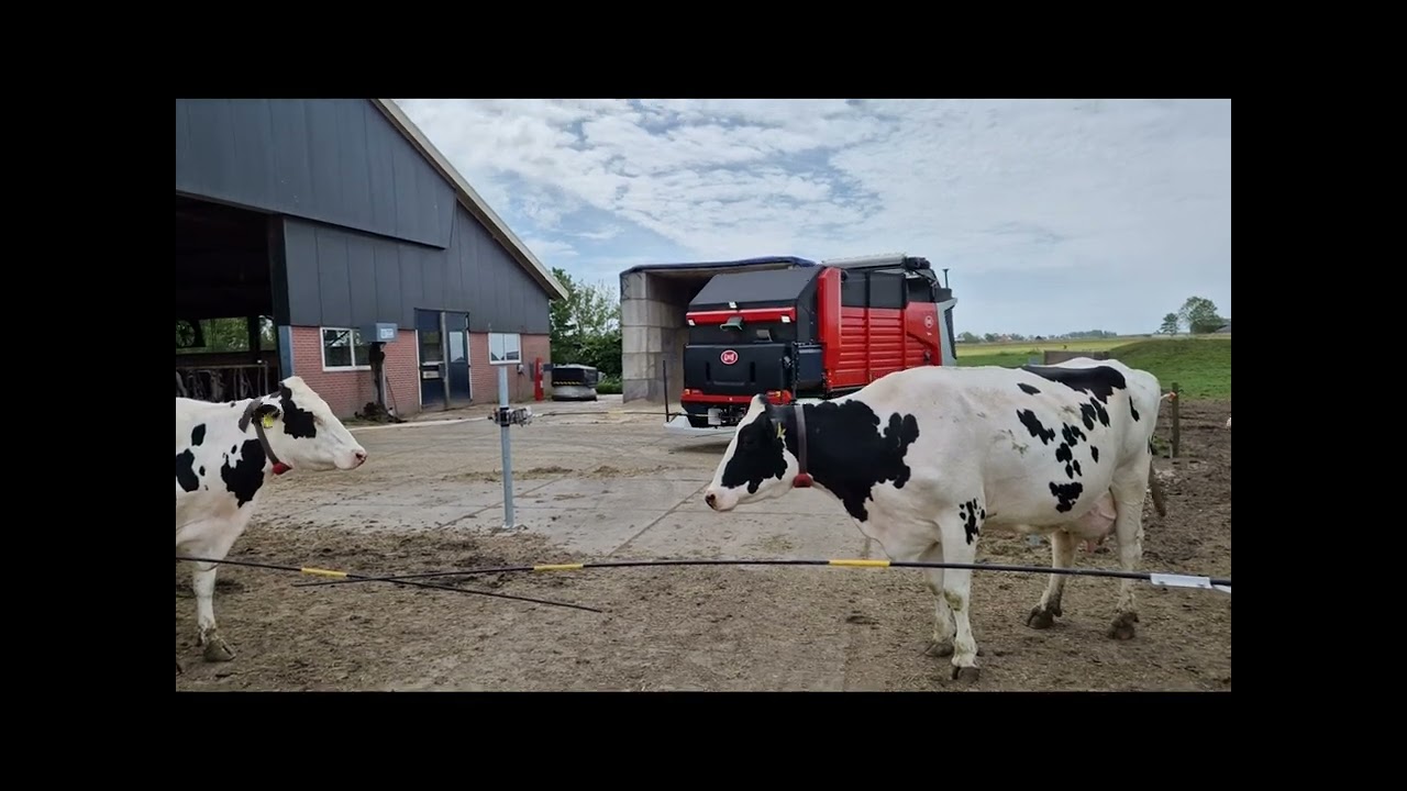 de robotmaaier (voer-gever) van  boer Stokman in Koudum
