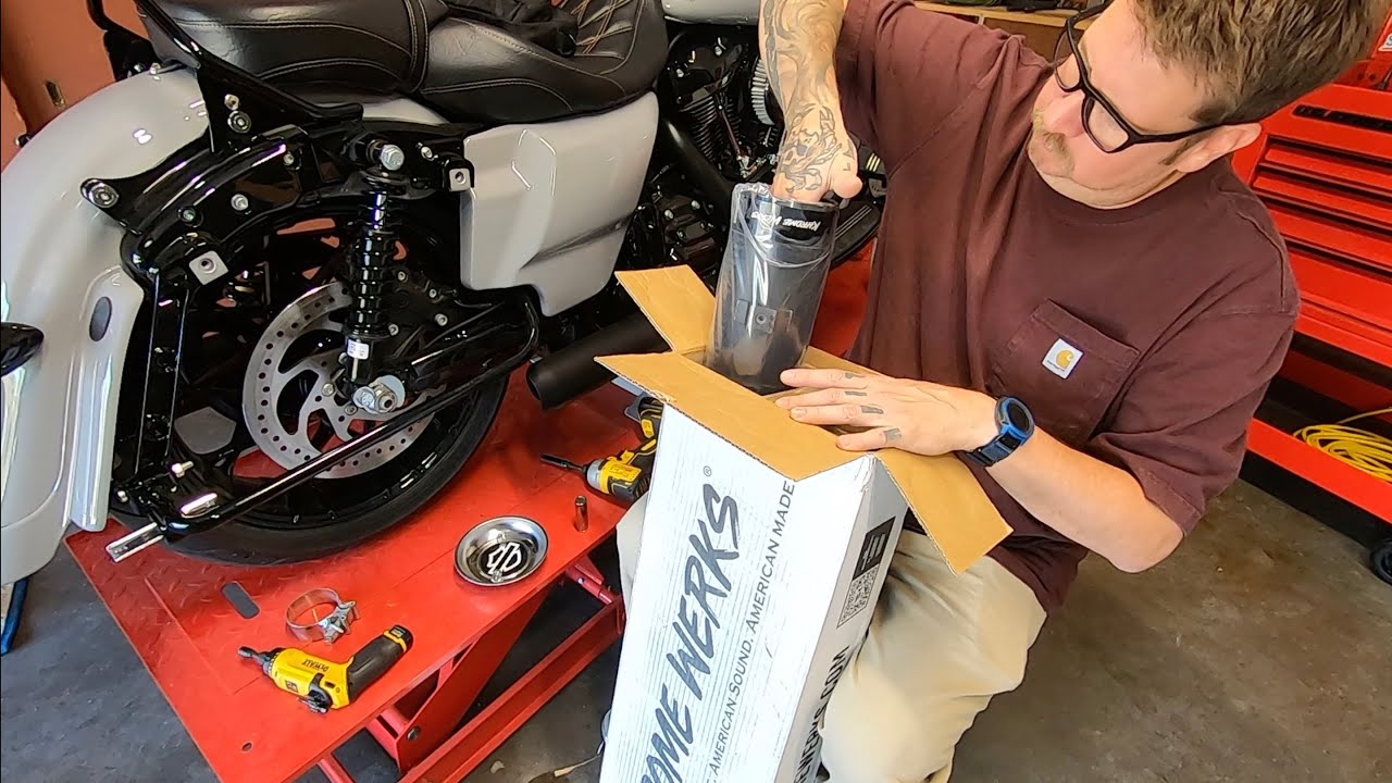 Установка выхлопной системы Harley Davidson Road King Special 2025 года — глушители Khrome Werks ...