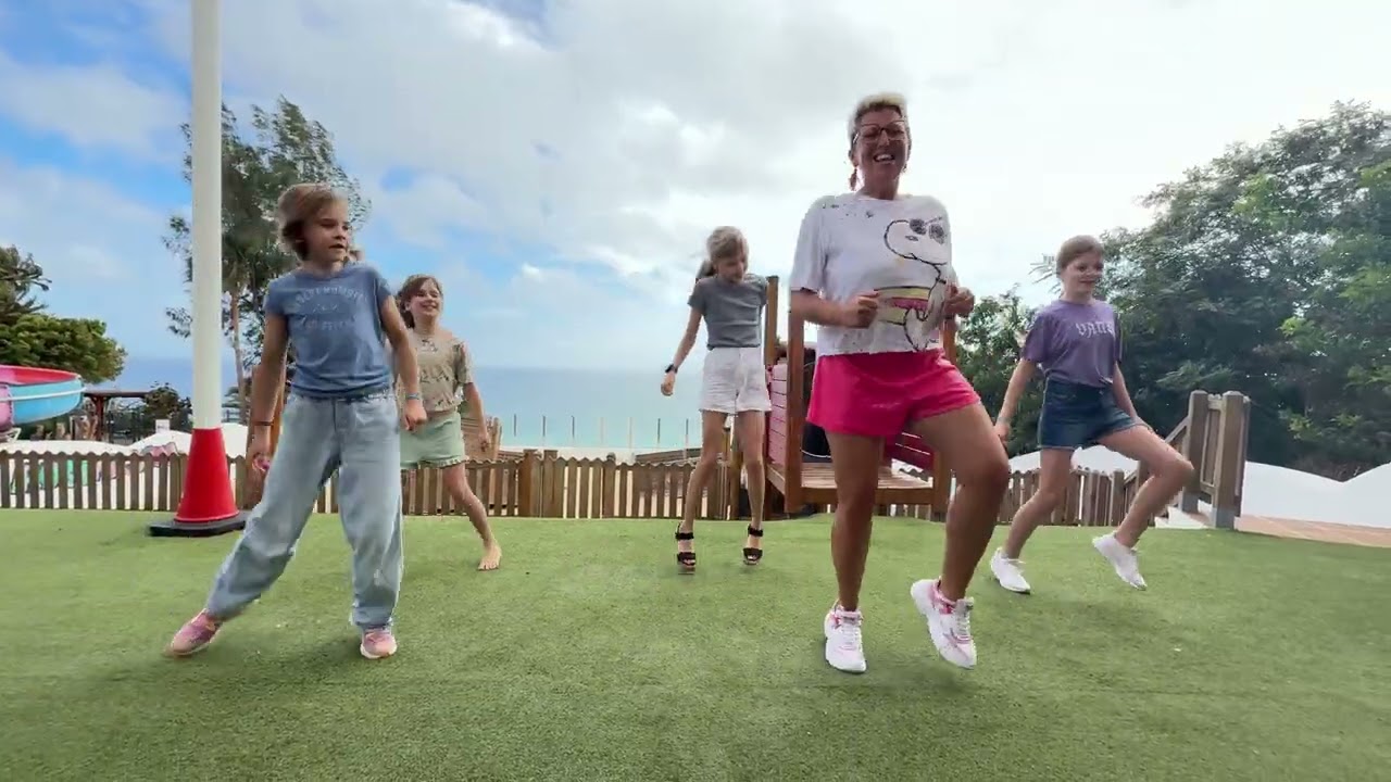 Hüpfen bis der Boden bebt #hüpfen #kinder #party #hitsong 
