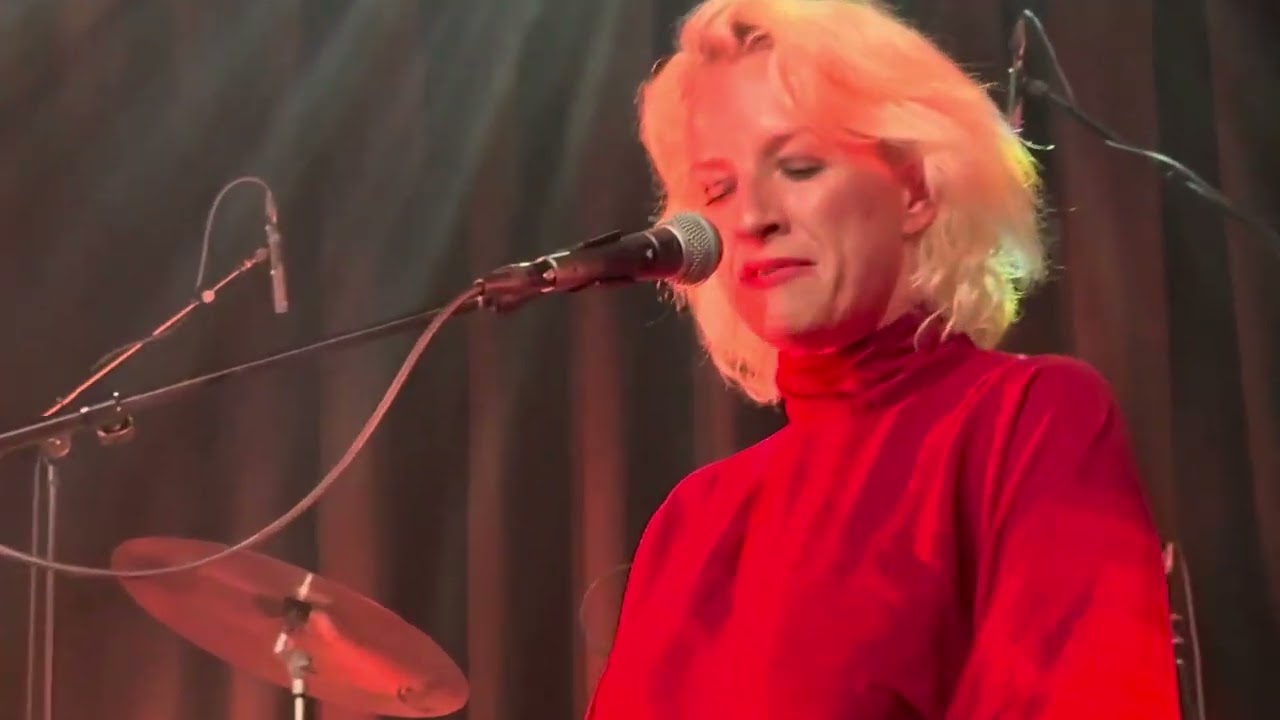 Izo Fitzroy live
