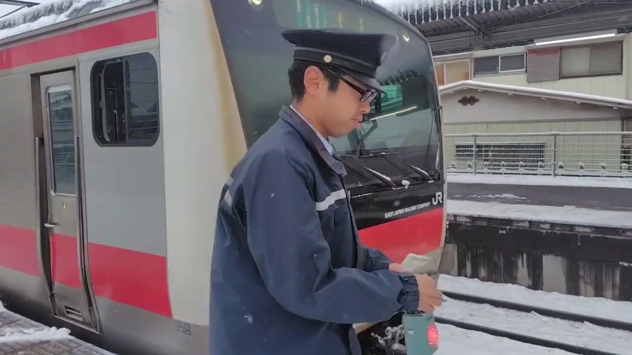 雪が積もった中の連絡作業