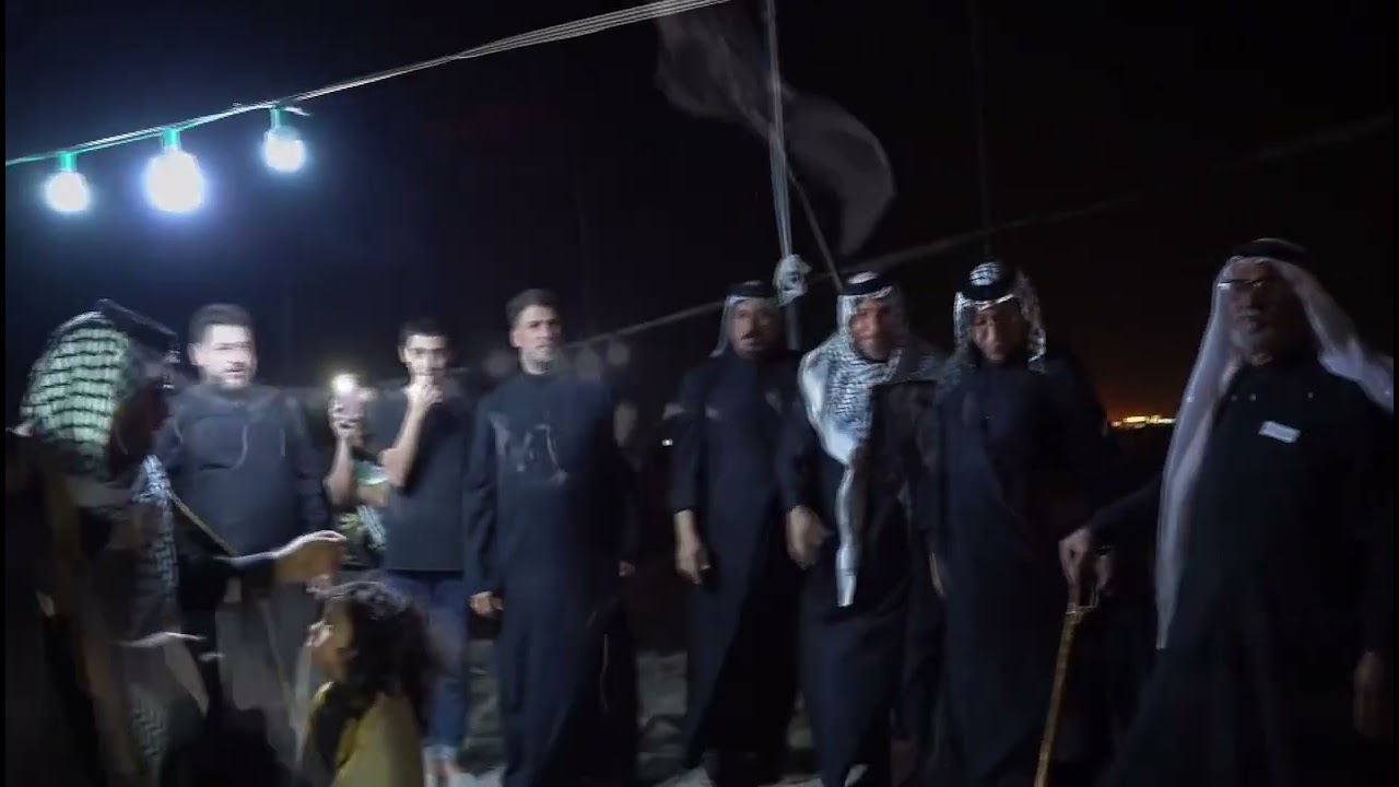 رفع راية الامام المهدي (ع) في موكب انصار الامام المهدي (ع) في البصرة لخدمة زوار الامام الحسين