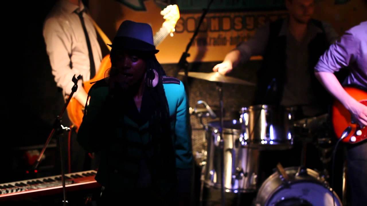 URBAN JAM 5 // AKUA NARU (US) & THE DIGFLO BAND (Germany) // 2012 // FRANCE