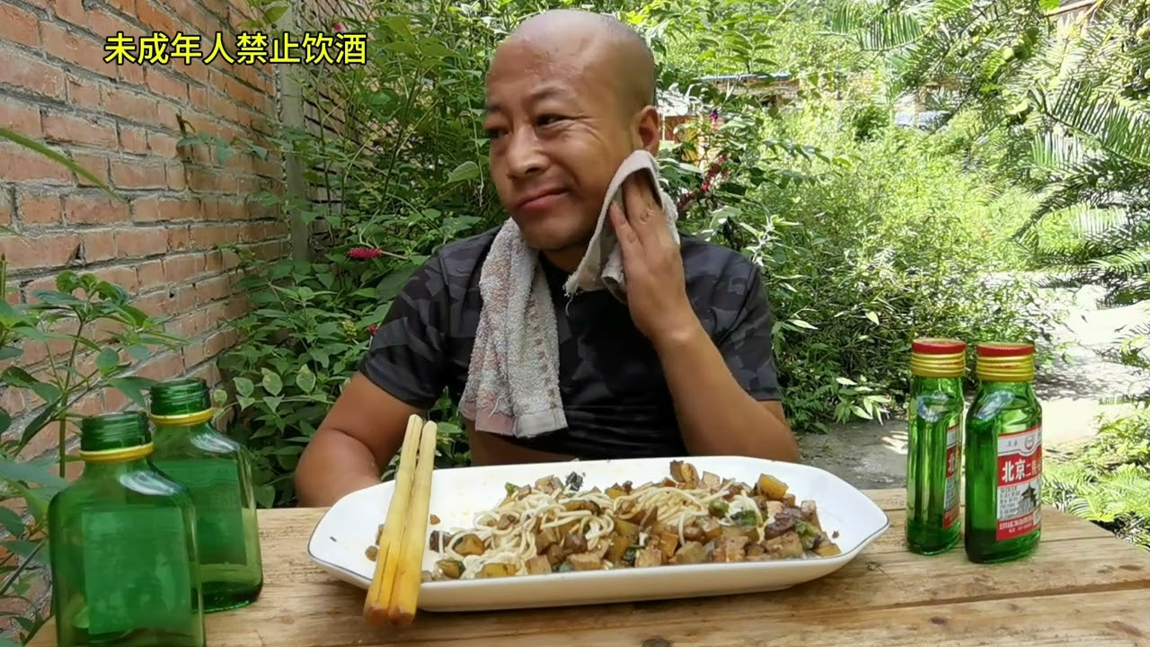 大杂炒拌面条真香，就是气温有点高，那也要喝上4瓶白酒才香 #下饭神器