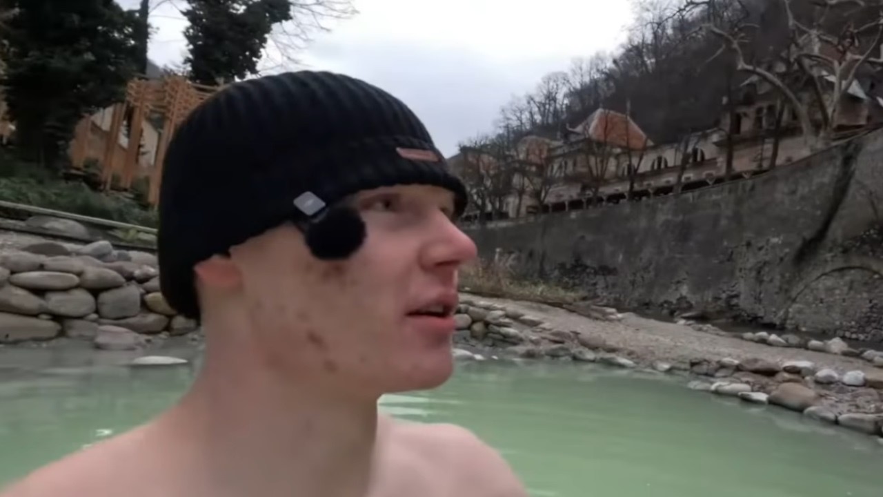 turist vede stadiul rău la care au ajuns Băile Herculane