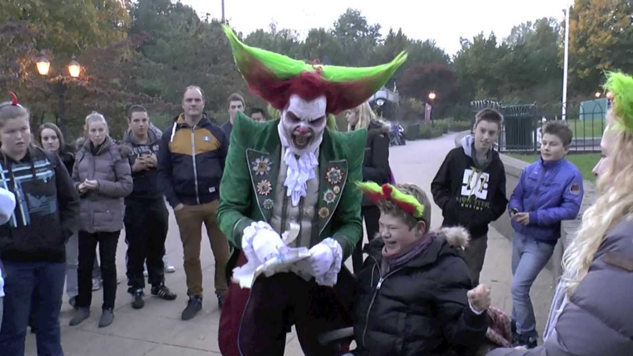 Eddie de Clown wordt aangenaam verrast door Frank, Walibi Holland Halloween Fright Nights 2013