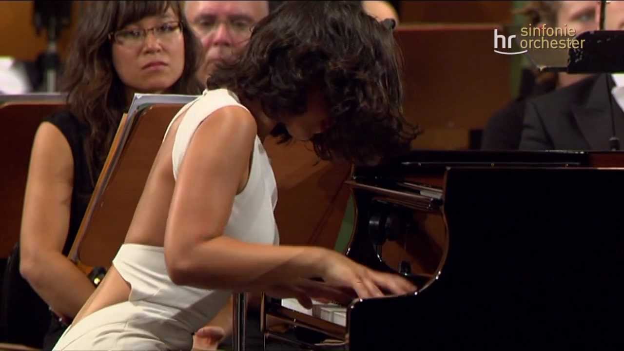 Schumann: Klavierkonzert ∙ hr-Sinfonieorchester ∙ Khatia Buniatishvili ∙ Paavo Järvi