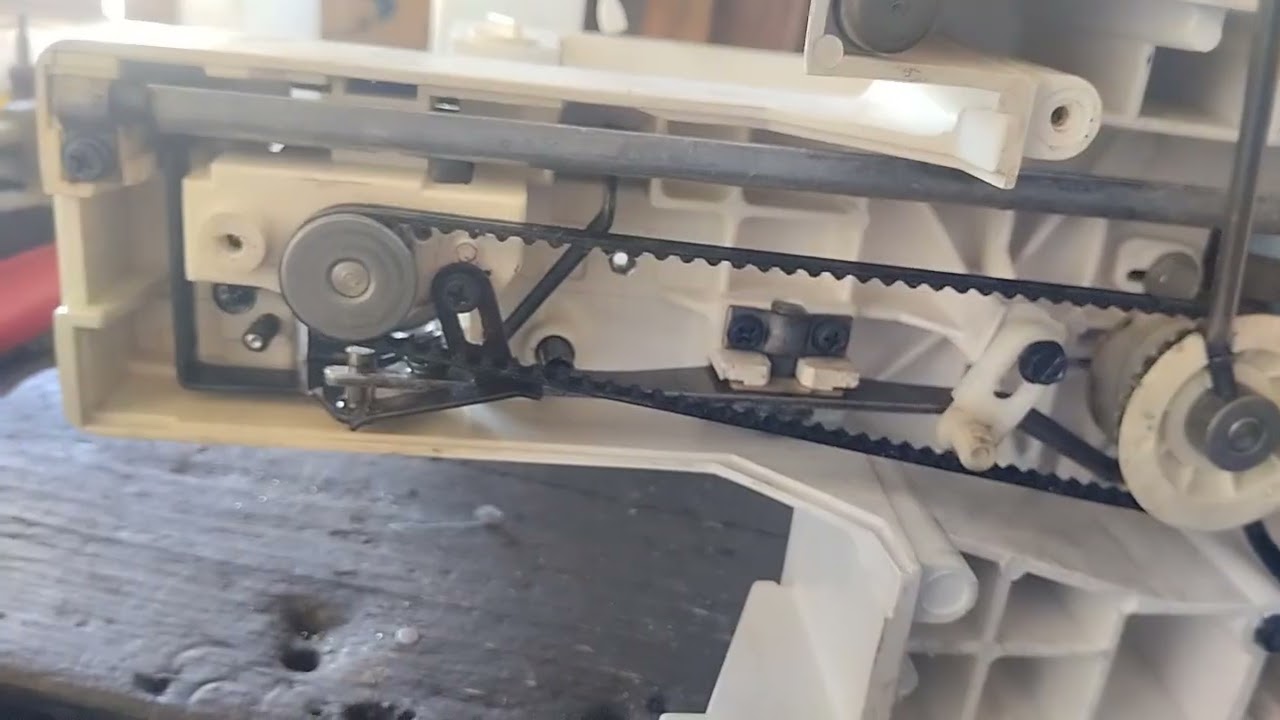 Máquina Singer 57817C. Está muy dura, cambio banda de trasmisión, desarmado de tensión. 1 de 2.