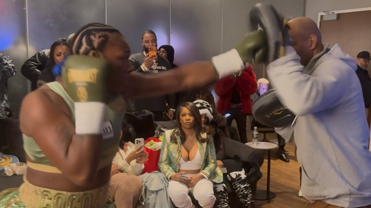 Claressa Shields WARMS UP with Saxophone Soloist Moments Before Fight vs Franchon Crews-Dezurn