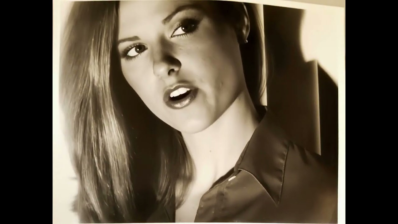Old Modeling Photo in New York City 1980,  now AI     1