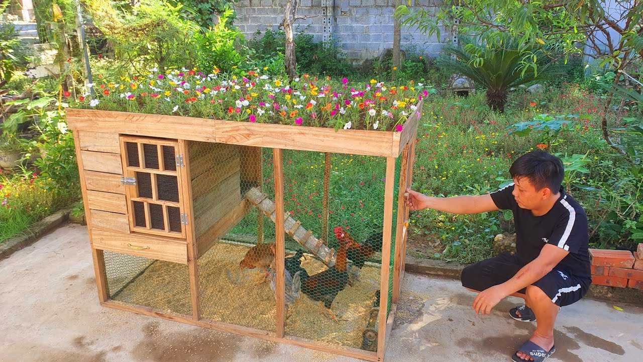 The design of a 2-storey chicken coop with a roof is a flower garden